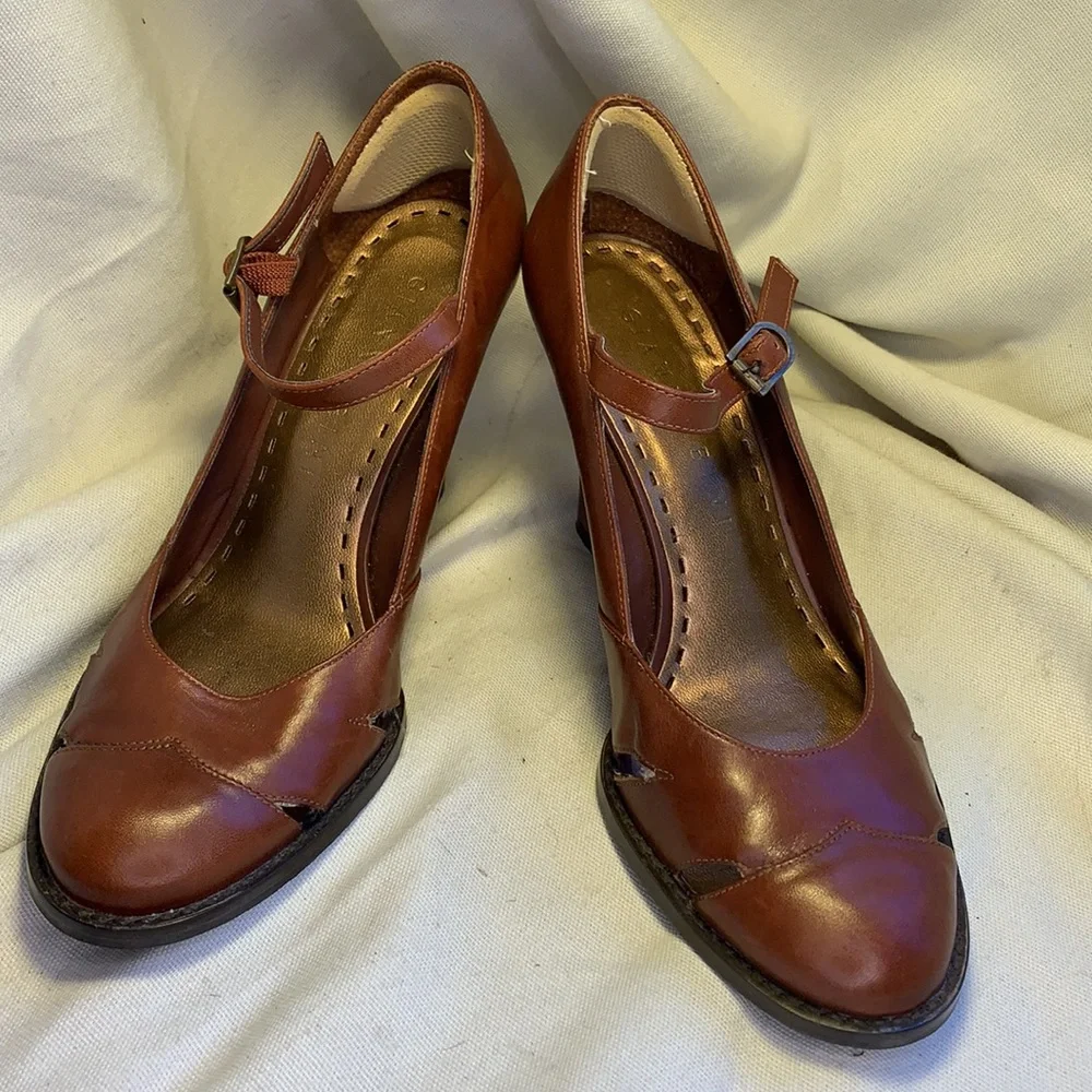 Gianni Bini elegant leather wedge almost NEW